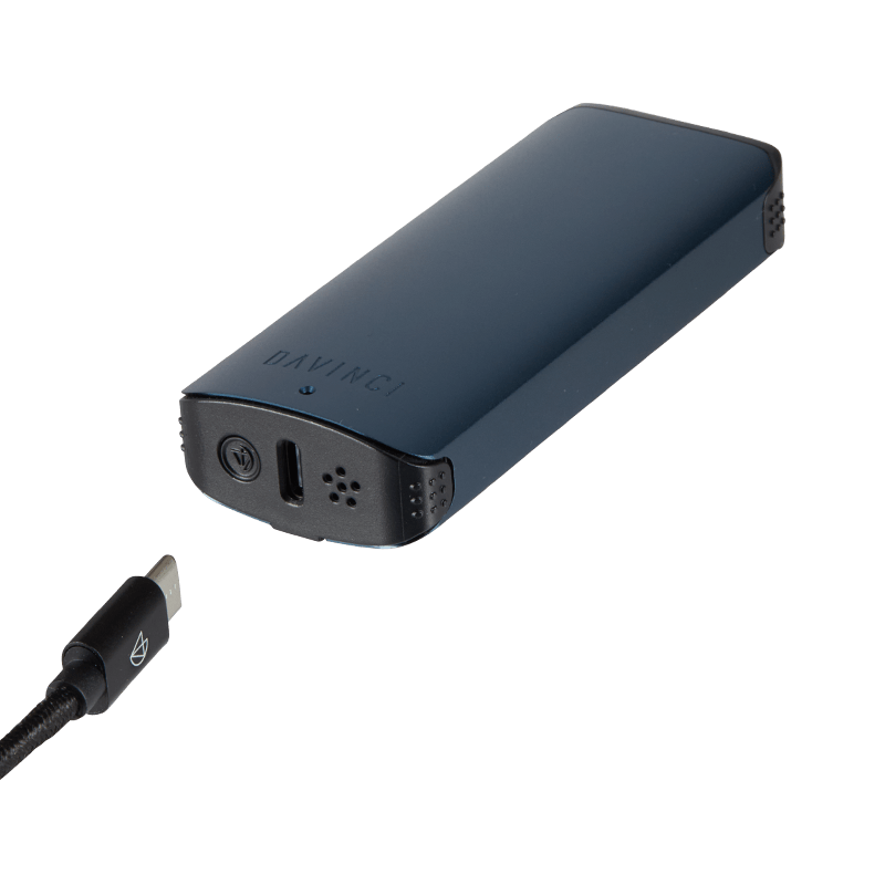 Close-up of the DaVinci ARTIQ battery with a 510 cartridge attached, emphasizing the magnetic collar feature.